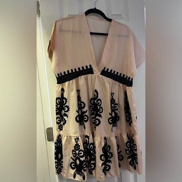 Elegant Black and White Patterned Dress - Picture 2 of 7